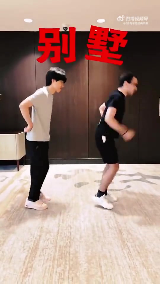 G2发布与BLG选手互动视频：你问我明天选什么英雄？选会跳舞的