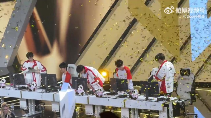 现场媒体分享AGAL选手画面：全员沉默收拾装备离开