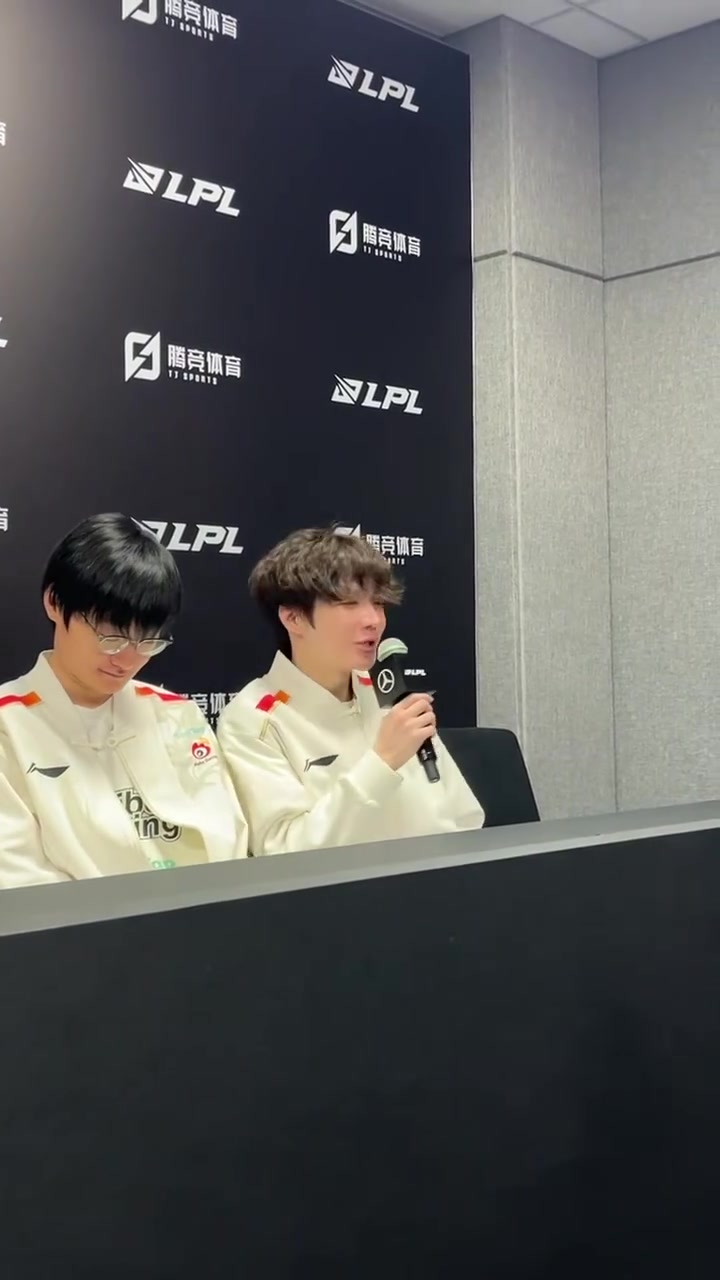 松松你瞅啥呢？WBG全员为即将过生日的Tian送上生日祝福