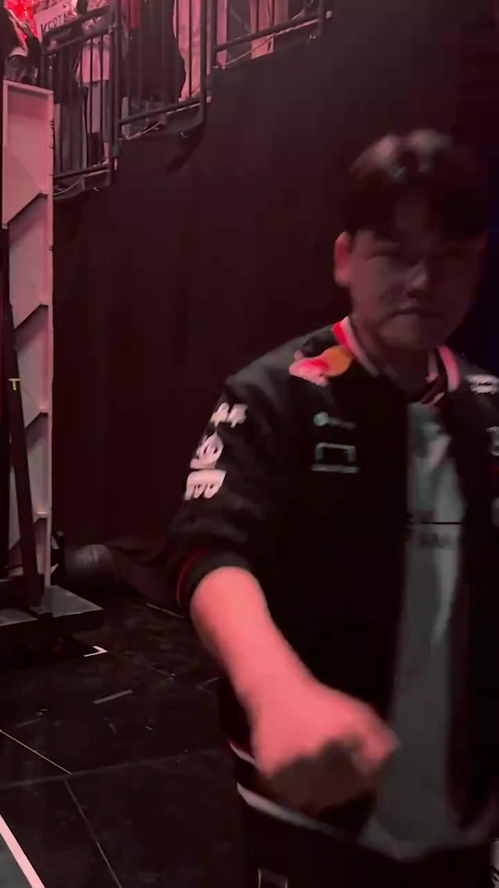 T1分享选手赛后碰拳视频：希望我们周日主场再见！