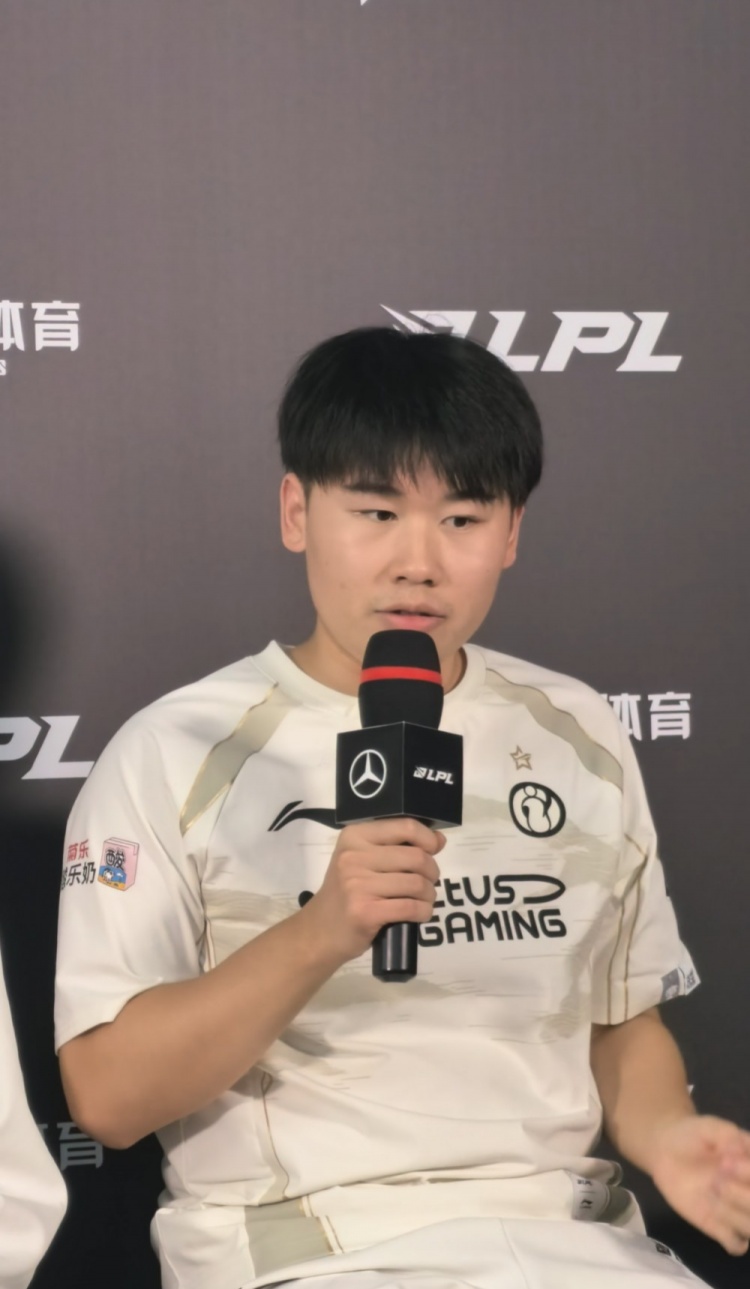 队友线权就是爽!Wei:中下有线 对面打野抢河蟹我就上了