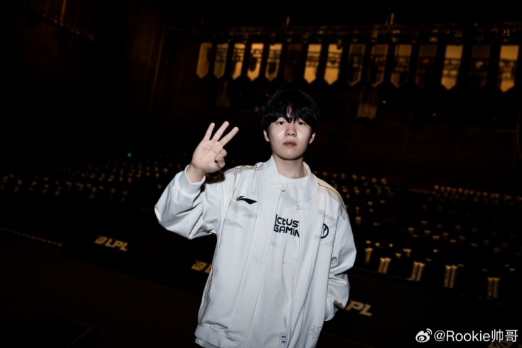 rookie赛后发文:4000杀🥳🥳🥳 纪录越多越好 胜场也要多多