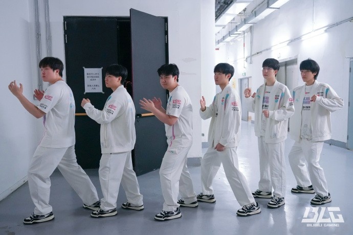 再一次相信光!BLG发布赛场合照:胜利再➕1️⃣🔥