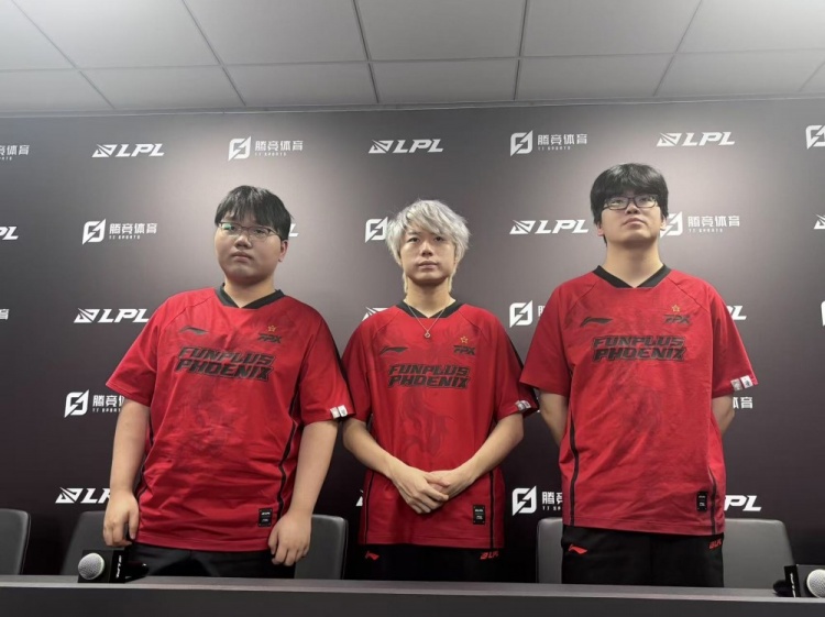 FPX赛后群访 JiaQi：芸阿娜前期不厉害 但是后期Carry能力很强