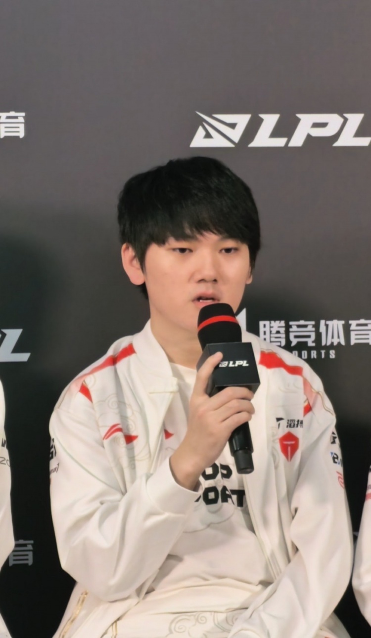 JackeyLove：霞洛打芸阿娜 只能说两边都有各自美好的未来。