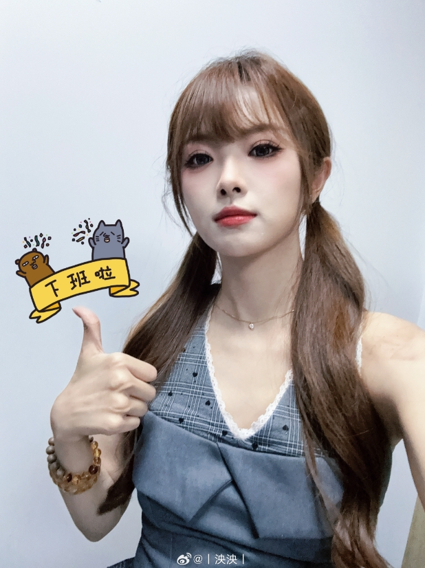 主持泱泱晒美照：再次恭喜tes！！是帅的呀！