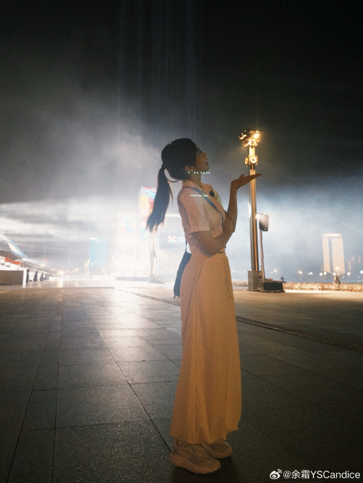 余霜晒出世运会开幕式工作照:从早8采访忙到现在没停过~