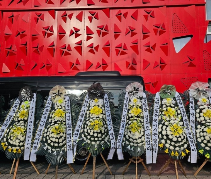 摆放花圈施压管理层的T1粉丝组织者发声:"面对不公无需合适时机"