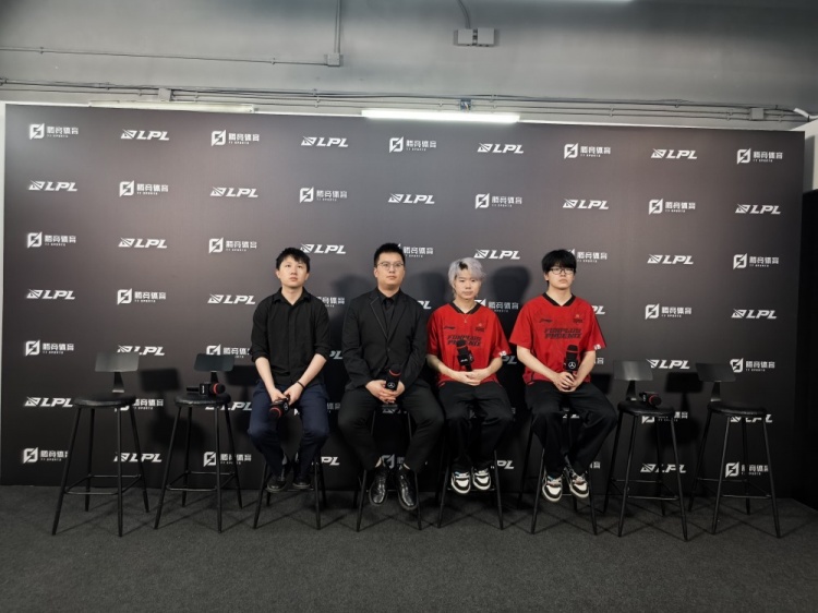 这工资真好赚 FPX教练组：对英雄的优先级问题还在斟酌中