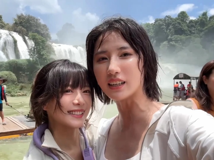 湿身啦~LPL女主持骆歆分享出游照:德天瀑布丰水期的水量真的大!