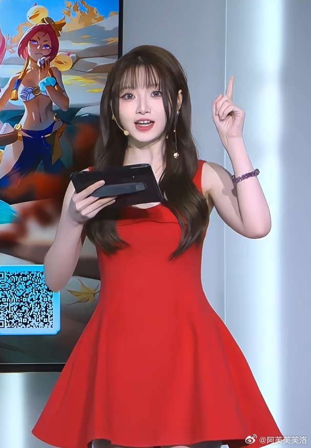 好有魅力的芙芙!LPL女主持阿芙晒照:全新风格~提问 这是什么风?