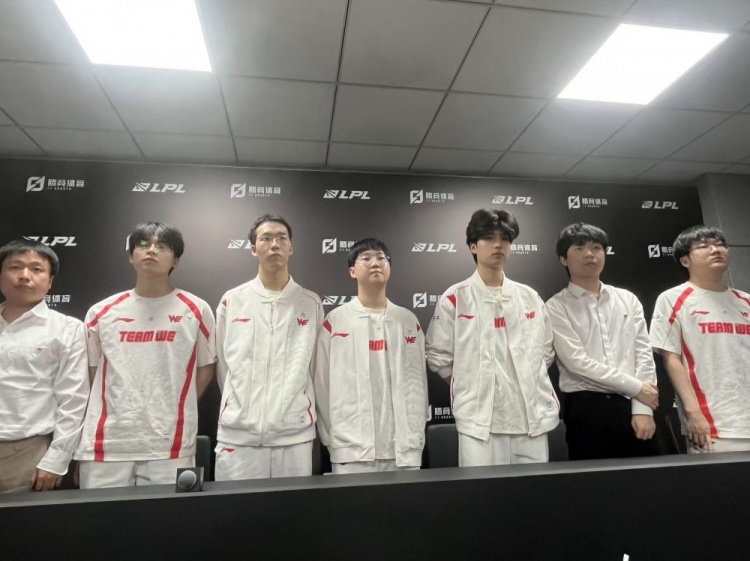 啥家底儿啊这么浪?WE教练:优势很大就松懈了 资源争夺出了失误