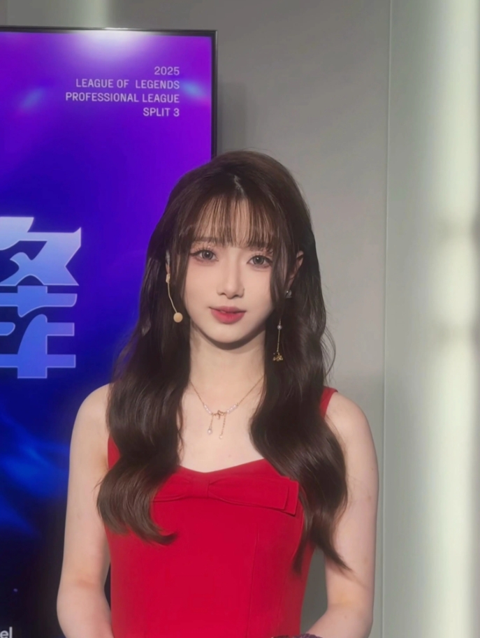 媚眼如丝!LPL主持阿芙晒工作照:第一次互动主持穿红裙