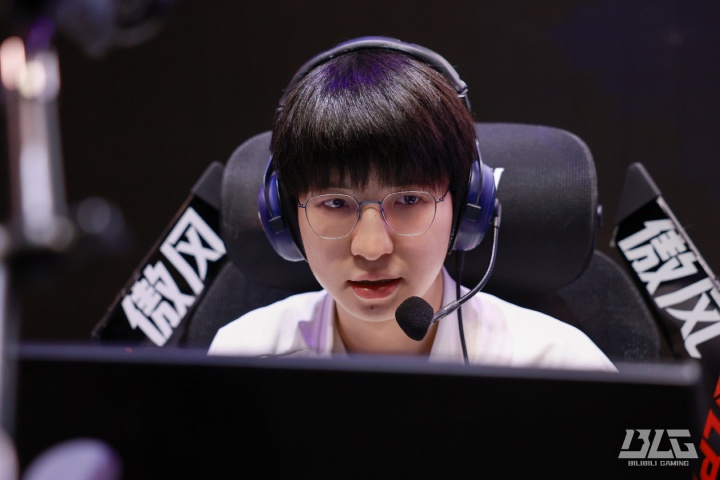 芸阿娜都没C赢！Elk后期团战走位激进屡给机会 伤害打满却无缘胜利