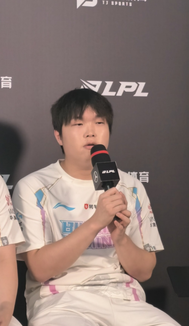 又骗我们!这比WE难打多了!Bin:还是有失误 下次可以做的更好