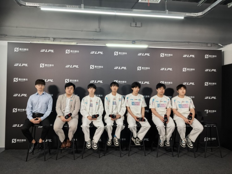 BLG赛后群访 教练：选手们都很强 只是出了一些问题 回去改进