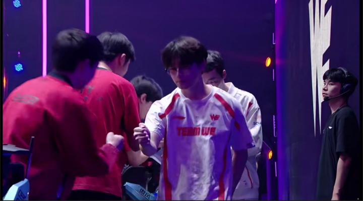 打不过其他队还打不过你?😂WE在登峰组的两胜均为击败FPX
