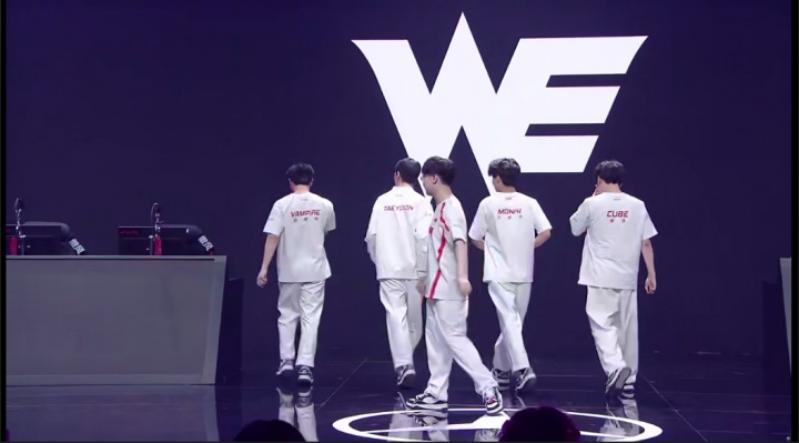 加班的神!😂WE第三赛段比赛目前只有两场没打满:0-2iG、2-0FPX