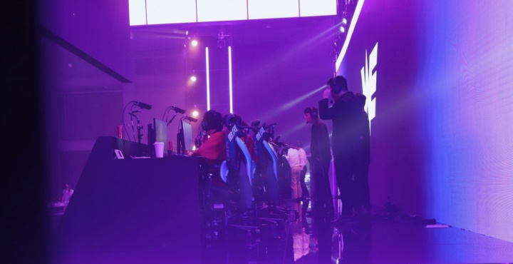 还有救吗？FPX本赛段仅赢一场，由iyy首发，但赢下后却换成了银河