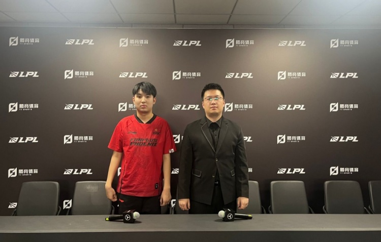 FPX赛后群访 iyy：重回首发说没压力是假的 替补时多看比赛去复盘