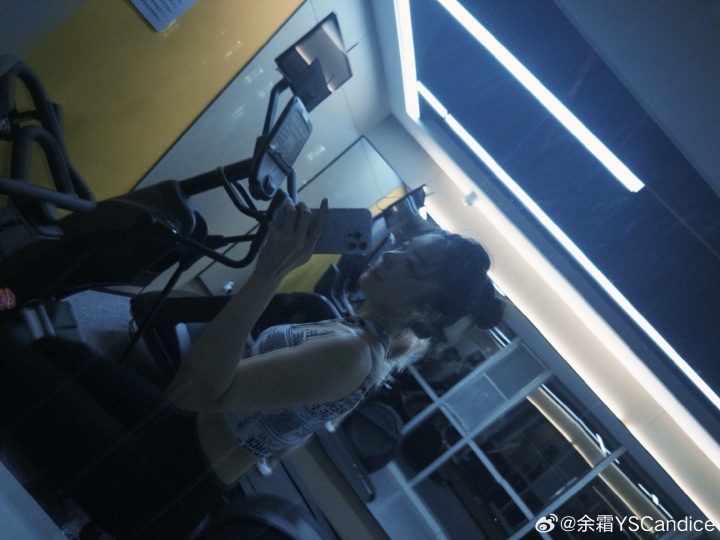 运动强度这么大？余霜晒照香汗淋漓：别有一番滋味