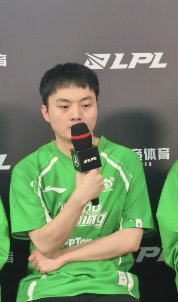 不解释下你飞那几波吗？Light：第一局难结束是因为有人脱节了