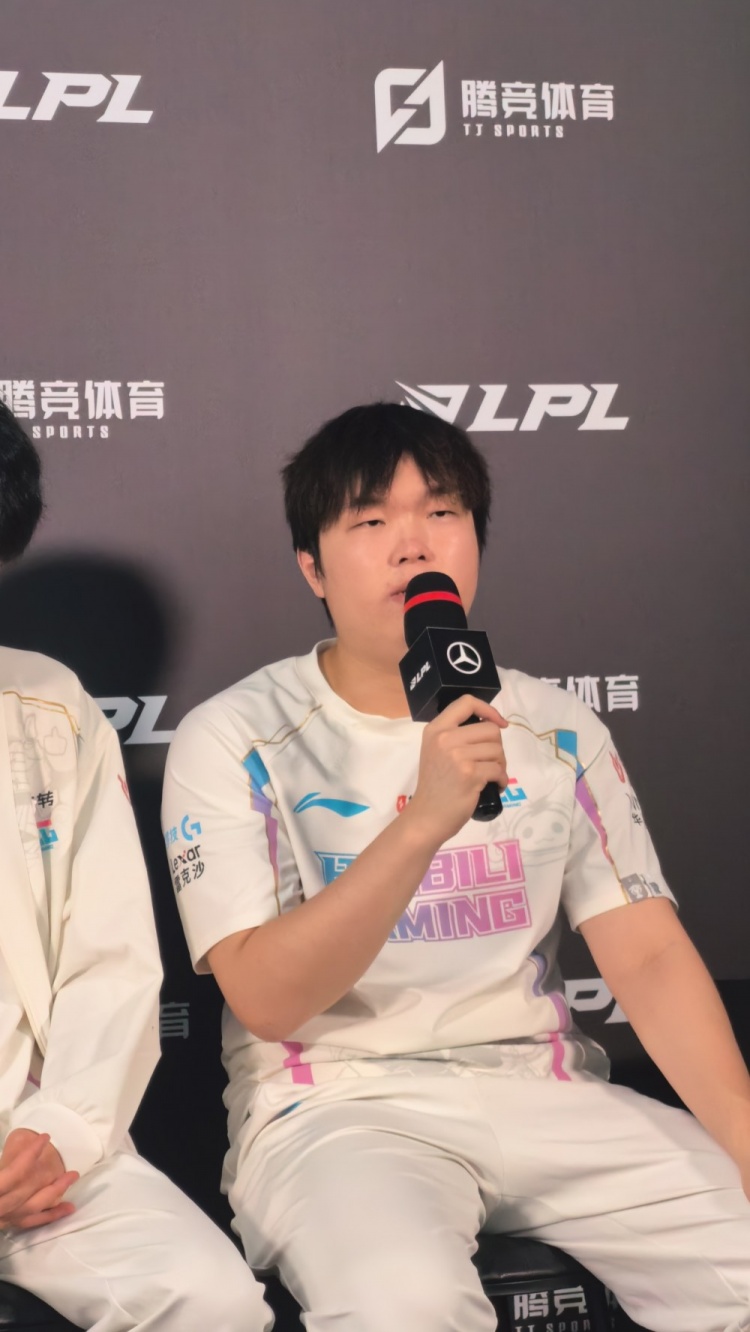 Bin：想拿前二要拿下TES和iG 所以我觉得我们都可以赢