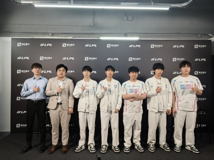 BLG赛后群访 教练:队伍虽然有提升 但是还有很多失误出现