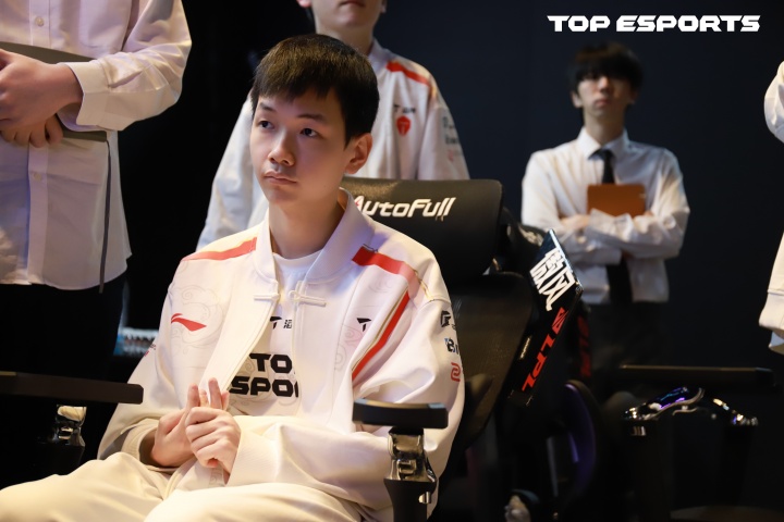 LPL第一中单是这么当的？Creme后两局遭Rookie完爆 战绩仅为4/10/11