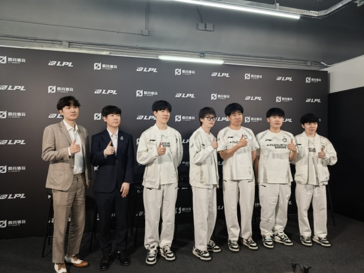 iG赛后群访 教练：大家在比赛中相互鼓励调整 这是赢下比赛的关键