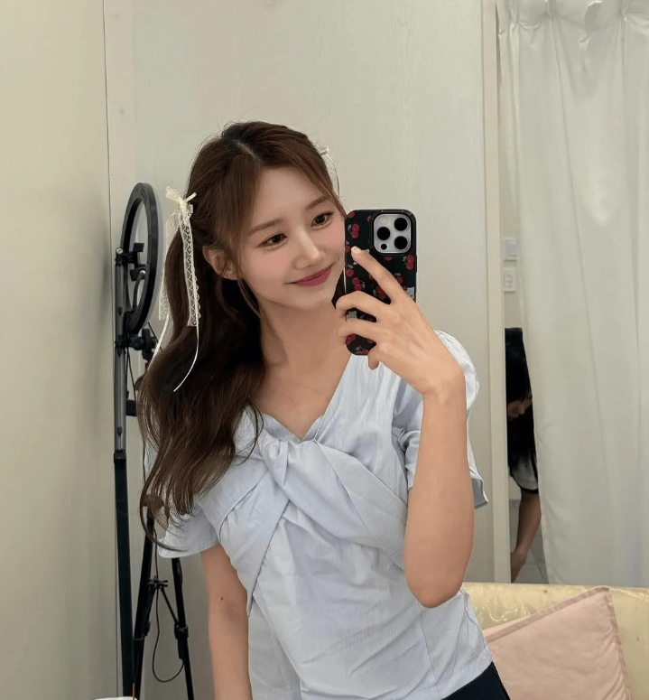 LCK官方主持尹秀彬晒照：可爱派~