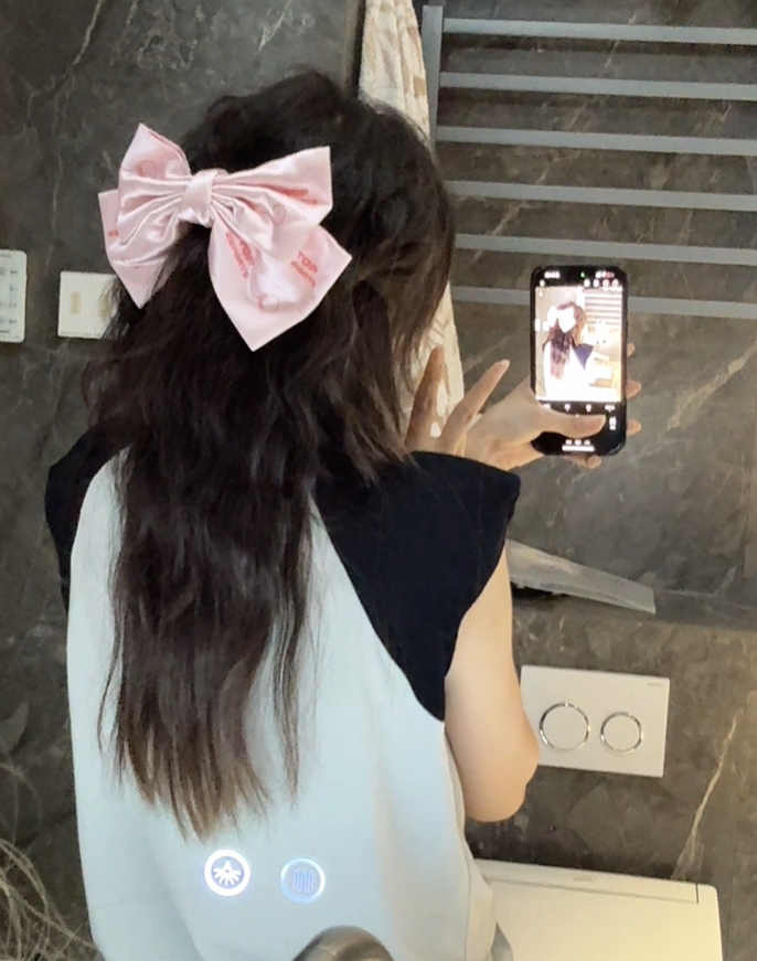 主持骆歆更博晒照：昨天都没人注意到我背后的头花 ！！ 回家专门拍了一张