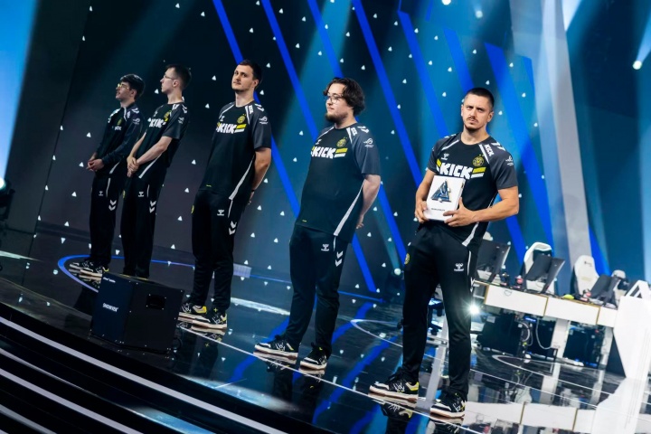 都怪G2！小蜜蜂无缘反超 俱乐部冠军争夺战仅剩Falcons、TL、VP