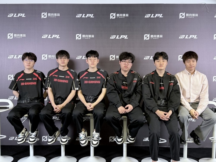 JDG赛后群访 教练:队伍对线要处理好 打团方面还有些问题要处理