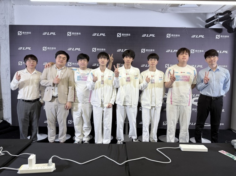 BLG赛后群访 教练：我们调整了游戏内的打法 期望是可以进决赛吧