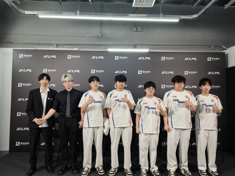 LGD赛后群访 教练:队伍状态比之前好 局内失误也有所减少