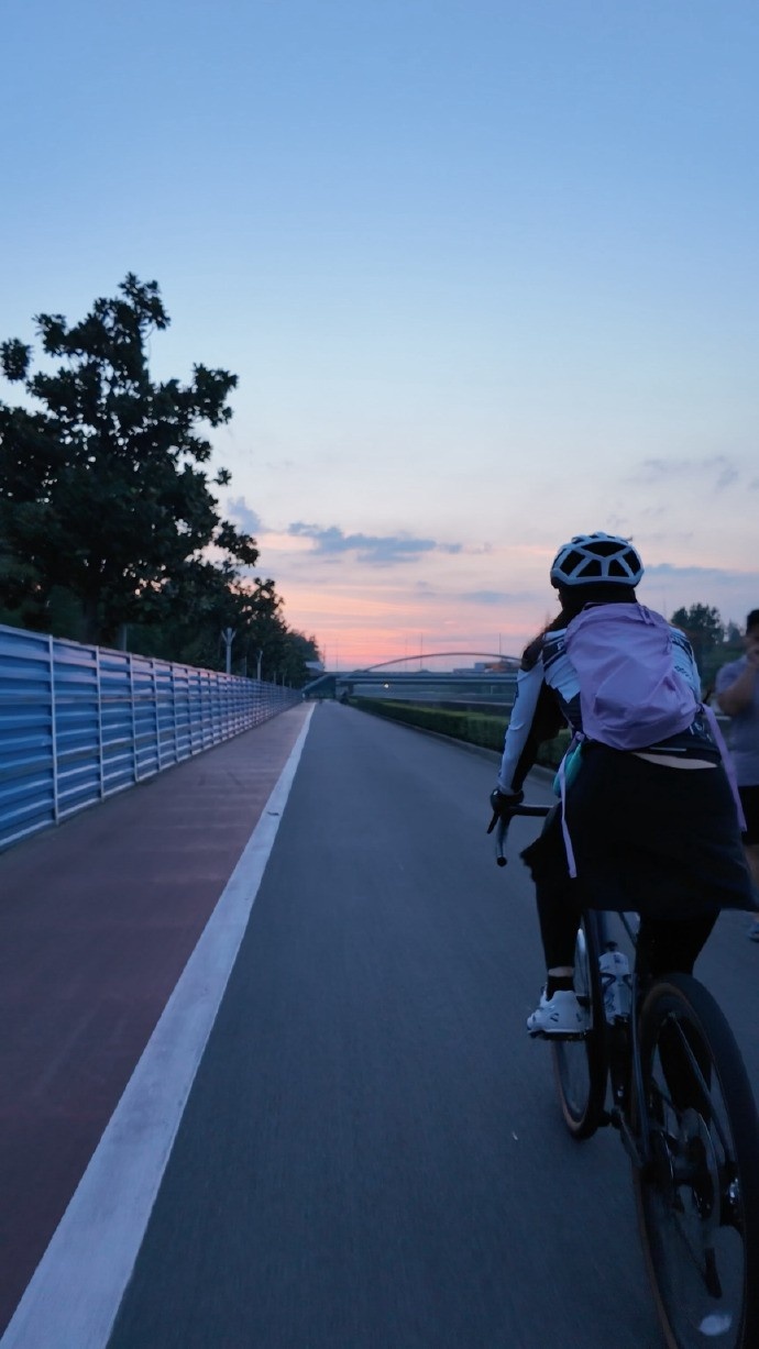 余霜分享骑行照：长宁绿道打卡！真不错呀！！