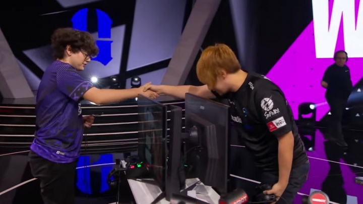 15岁vs44岁!EWC街霸6:智利神童Blaz5-0暴打板桥,晋级8强