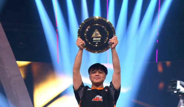 见证历史🏆36岁Xiaohai卫冕电竞世界杯街霸6冠军，奖金25万刀