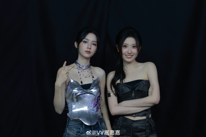 周也真的太权威!VV晒出合照:小也真的好小一张脸