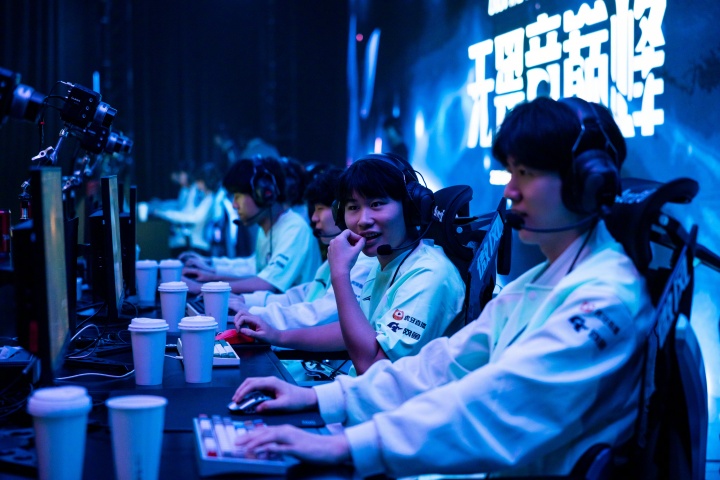 BLG战胜FPX取得10胜3负暂列第二 将与iG进行收官战决定第二名归属