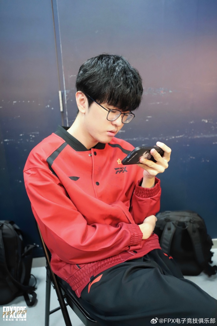 不是所有问题都可以靠换打野解决！FPX遭BLG横扫 Jiejie首秀失利