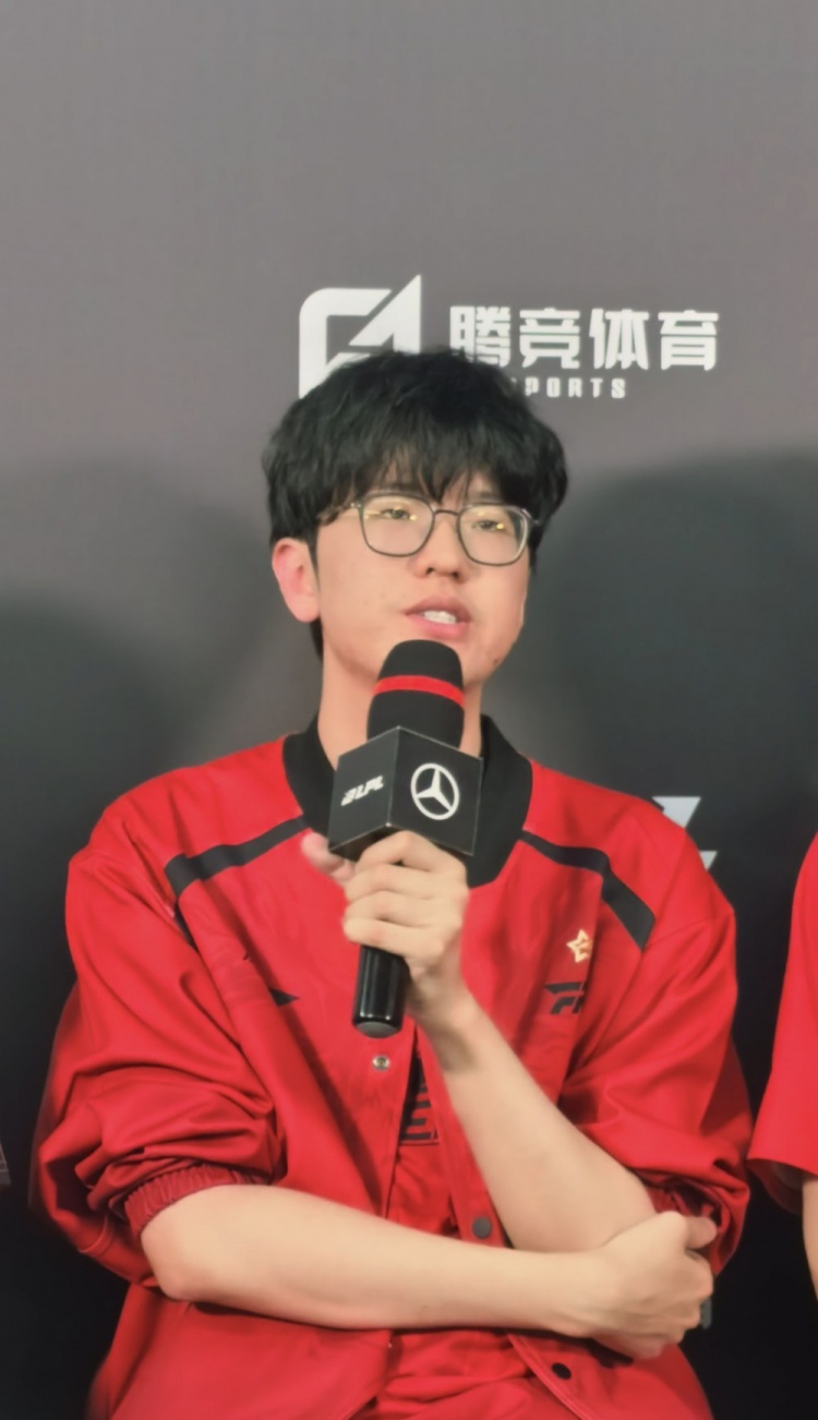 Jiejie谈加入FPX:个人还是想留在赛场 正巧FPX向我抛出了橄榄枝