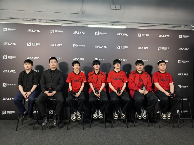 FPX赛后群访 Jiejie:队伍发挥还有小瑕疵 回去复盘要改掉