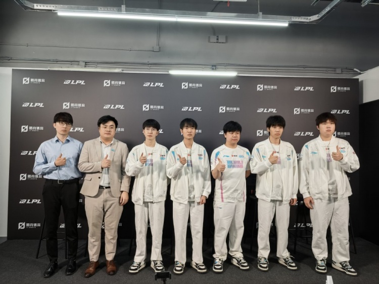 BLG赛后群访 教练：保持前期拿优势的方式 中后期加强终结能力