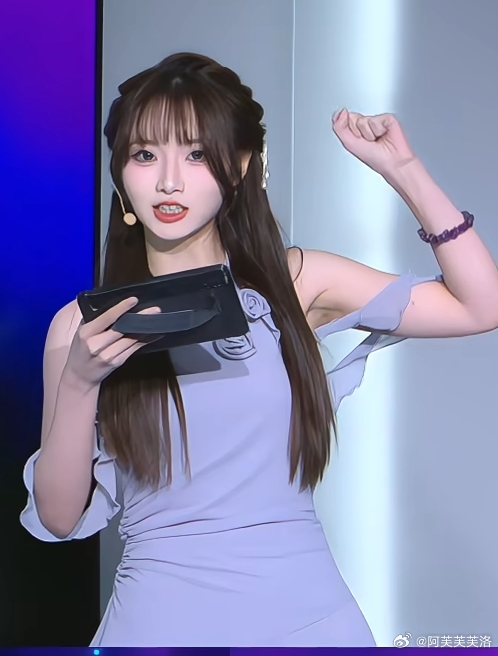 哪款才是你的菜？主持阿芙更博晒照：今天换了两个发型嘿嘿