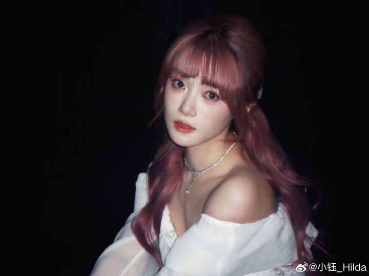 又到了羡慕__的环节!主持小钰更博晒照:粉色温油鱼鱼又上线了