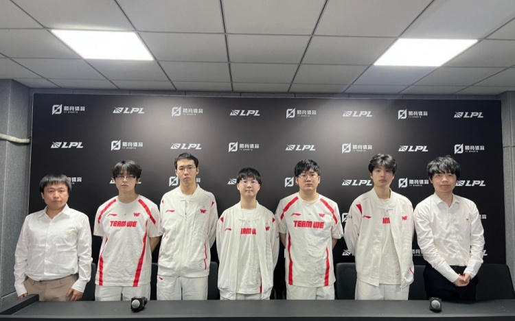 WE赛后群访 教练：队伍没有再犯之前的失误 很多方面做的比之前好