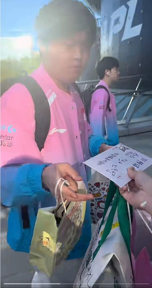 恨铁不成钢？！粉丝为Bin递上应援牌 上书“陈泽彬，你是猪逼吗”