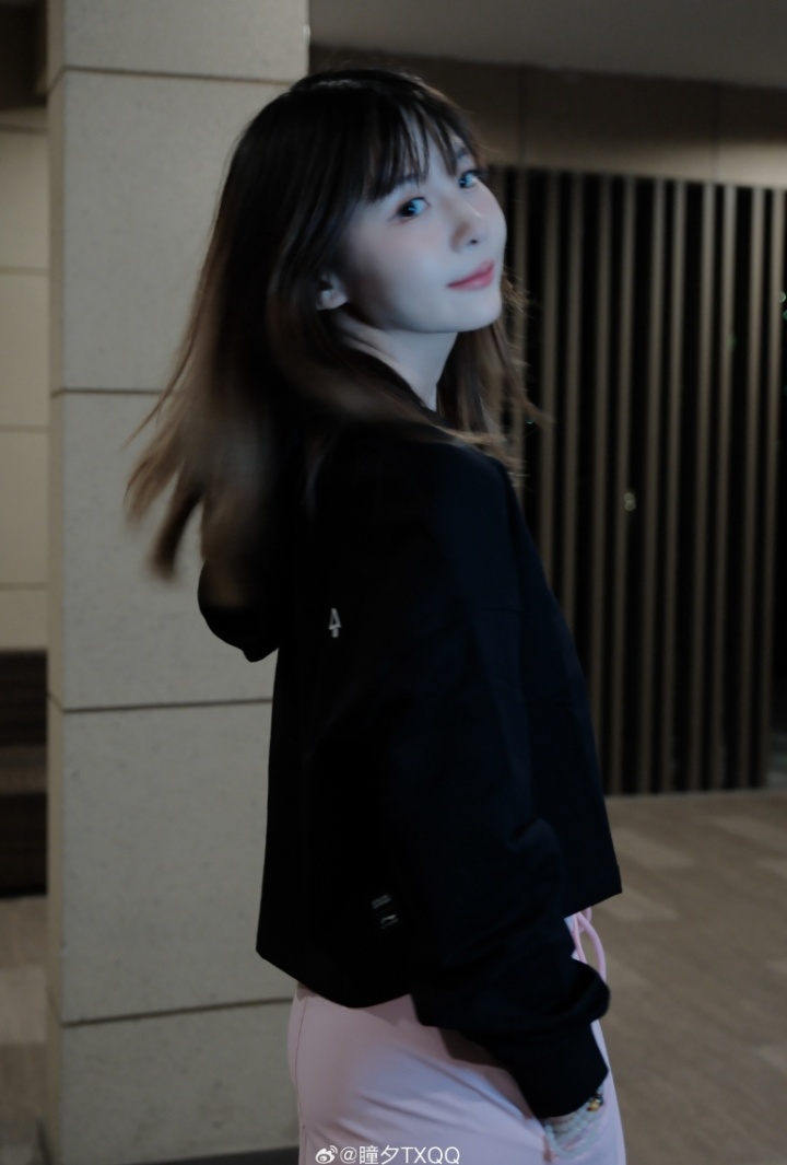 兮夜一定很爱😍瞳夕晒照：重返校园时光 看看我的新运动服